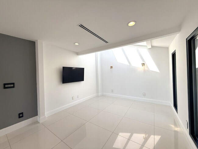 Building Photo - 9354 Glory Ave