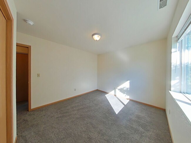 Building Photo - 3 Bedroom with DETACHED GARAGE! Great Cent...