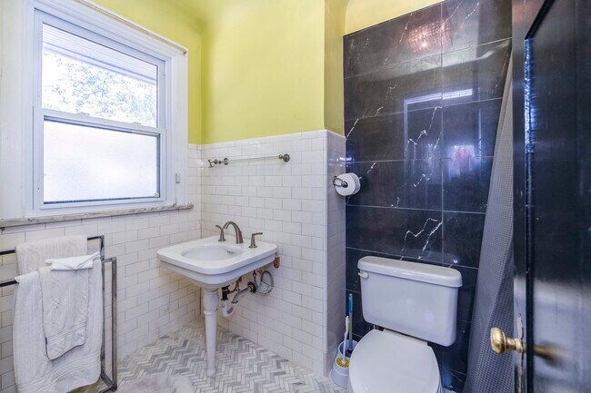 Building Photo - Historic Beauty: 3BR Near Downtown Detroit & | Henry Ford