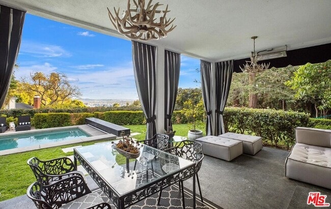 Building Photo - 1514 Sunset Plaza Dr