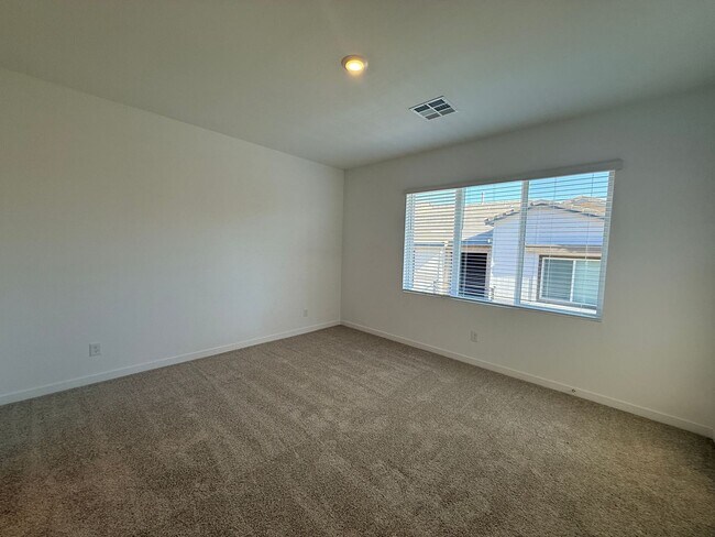 Building Photo - Brand new, never-lived-in Lennar corner end-unit townhome offering exceptional natural light thro...
