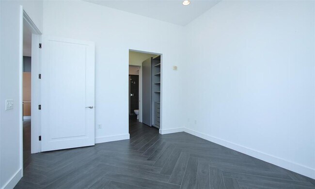 Building Photo - 2727 Kirby Dr