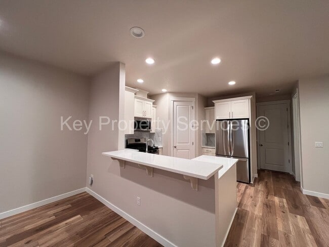 Building Photo - Newer Townhome in North Vancouver/Ridgefield