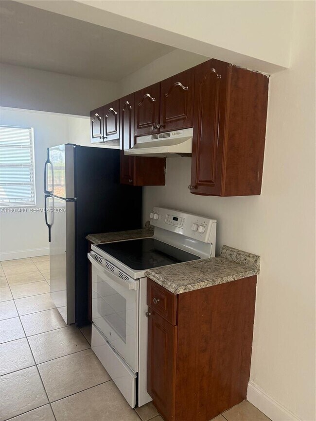 Building Photo - 1100 NE 1st Ct