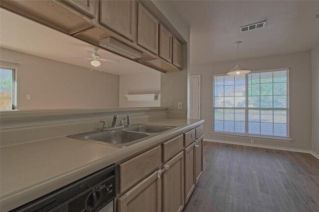 Building Photo - 2211 Creekside Ln