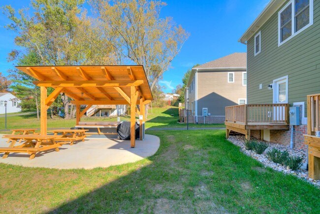 Building Photo - Uptown Village- 3 BR 3.5 Bath Townhome