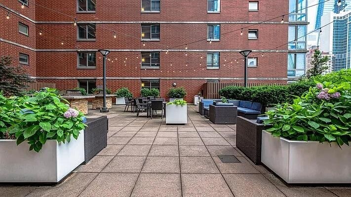 Building Photo - 400 W 37th St