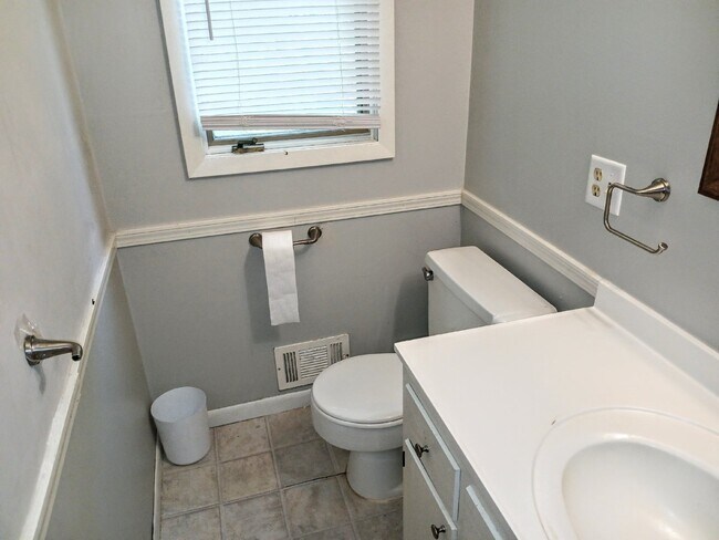 Building Photo - 3 Bedroom 2 Bath in Burnsville