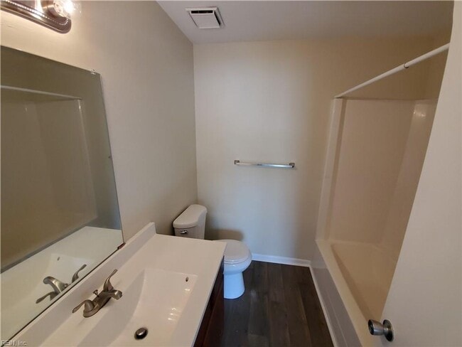 Building Photo - Three story townhouse in centrally located...