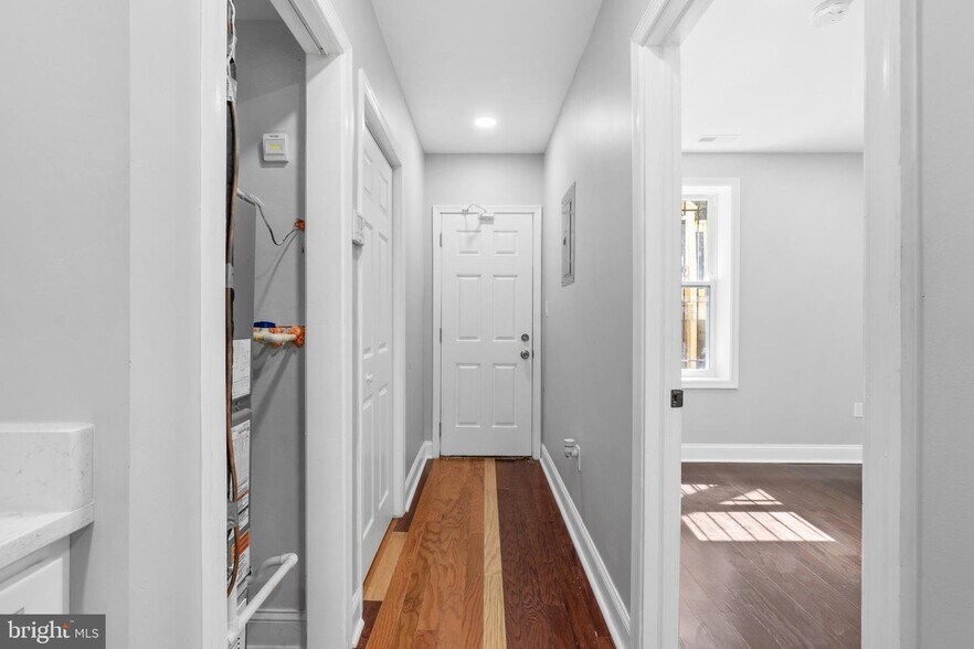 Building Photo - 313 Parkland Pl SE