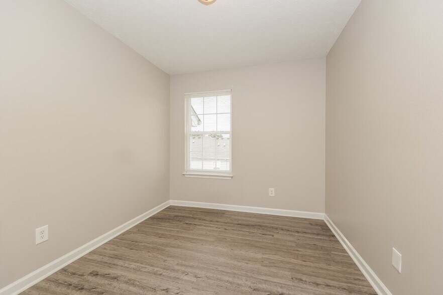 Building Photo - 8023 Logan Dr