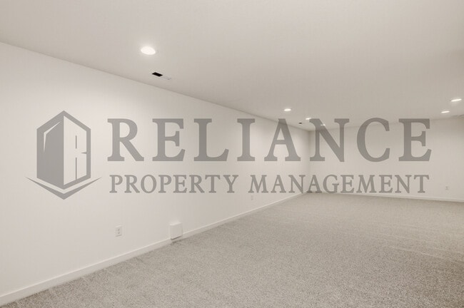 Building Photo - 5240 N Pinecrest Ct