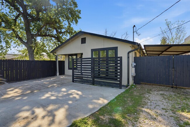 Building Photo - 4929 Creekmont Dr