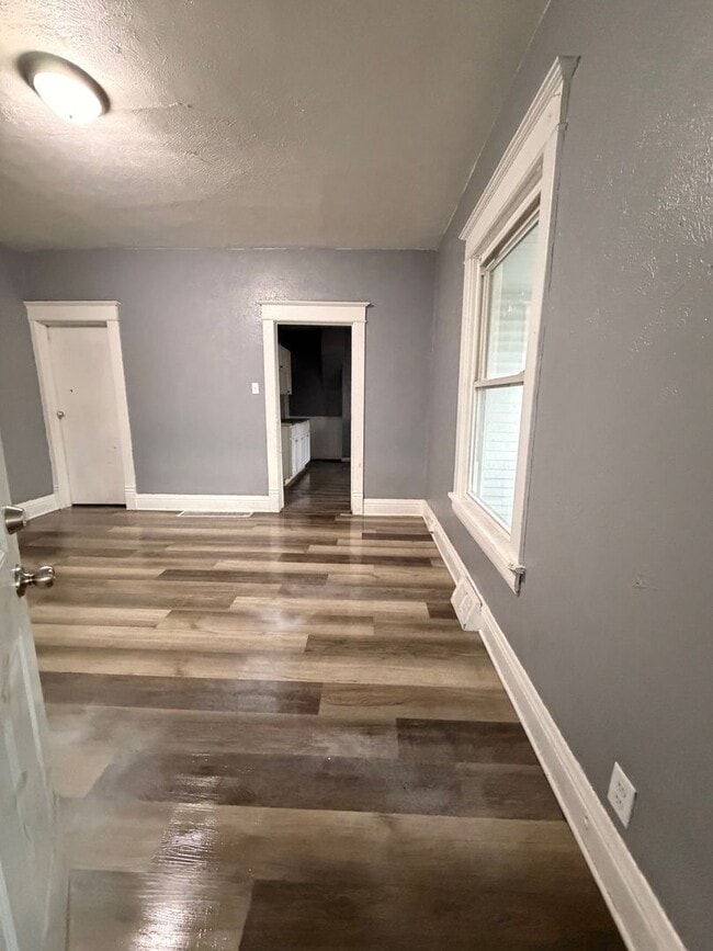 Building Photo - 6 Bedroom 1 Bathroom HOUSE
