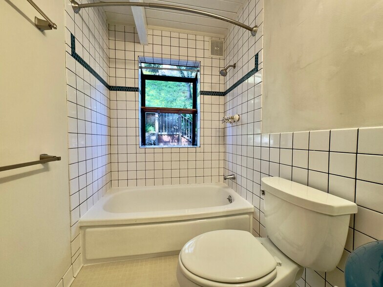 Building Photo - 6583 Valley View Rd