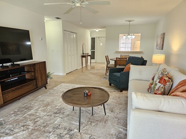 Building Photo - Seasonal Short-Term 2 Bedroom 2 Bathroom 2nd Floor Condo in Estancias of Capri Isles!