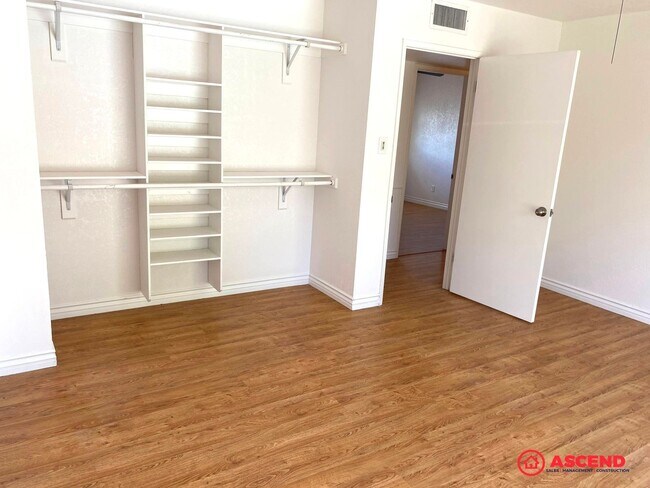 Building Photo - Immaculate Home Near China Grade Loop!