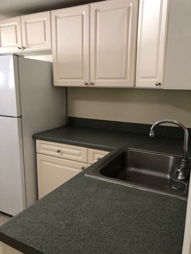 Building Photo - 414 E Park Ave