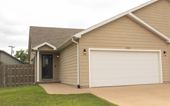 Front - 2142 Oxford Dr