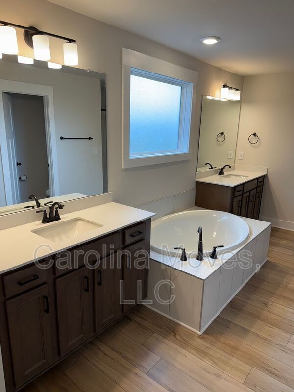 Building Photo - 521 Fenwick Dr