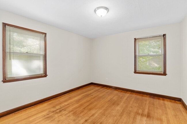 Building Photo - 2 bedroom Single Family Home with Fenced i...