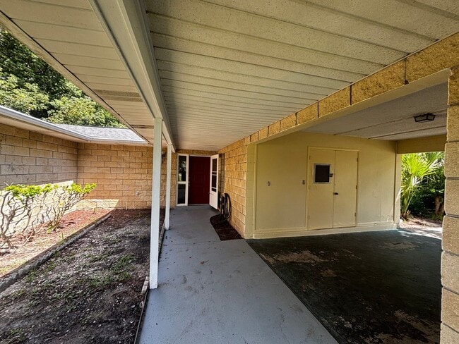Building Photo - 2/2 Home in Silver Springs Shores