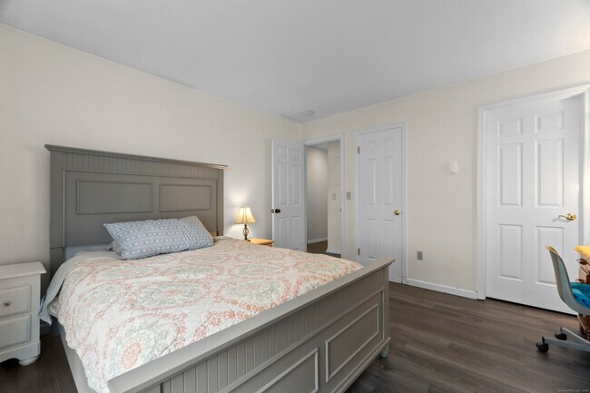 Building Photo - 8 Rose Ln