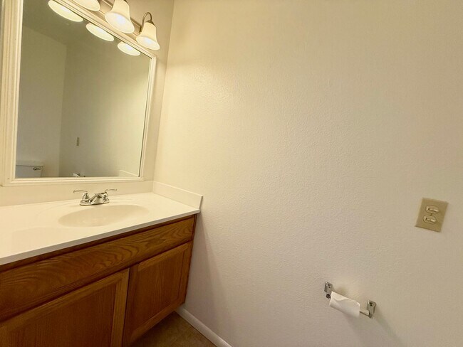 Building Photo - 2-bedroom, 2.5-bathroom condo close to downtown!