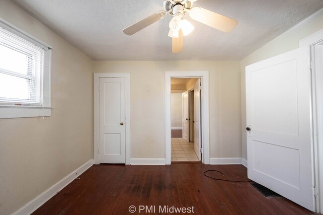 Building Photo - "Charming 2-Bed Home with Gleaming Hardwoo...