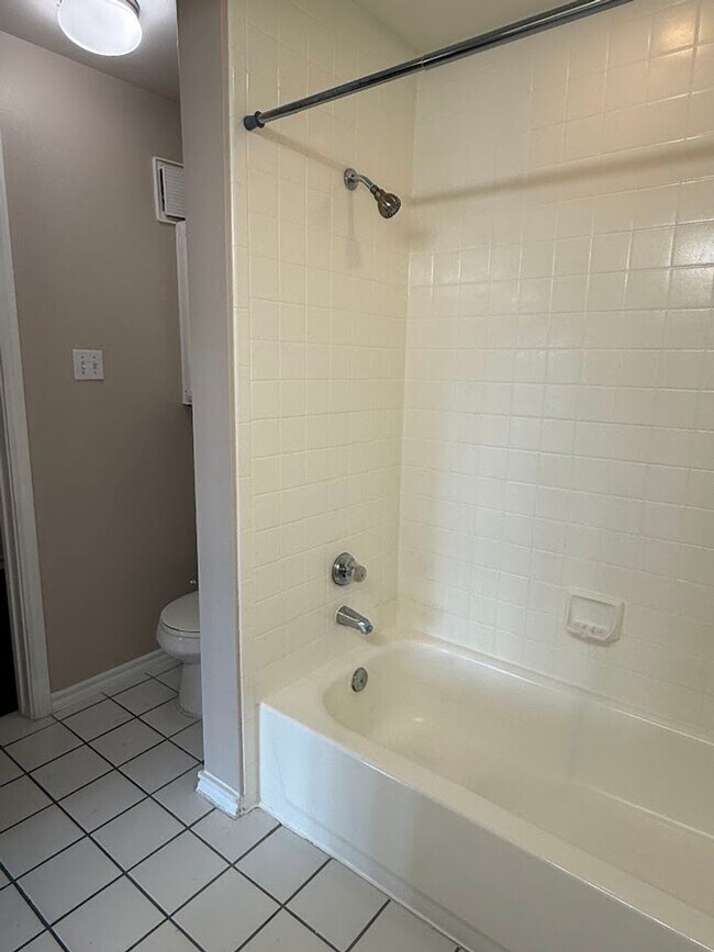 Building Photo - Awesome Huge 1 BD with Garage - Dog Park - Resort Pool - $1195