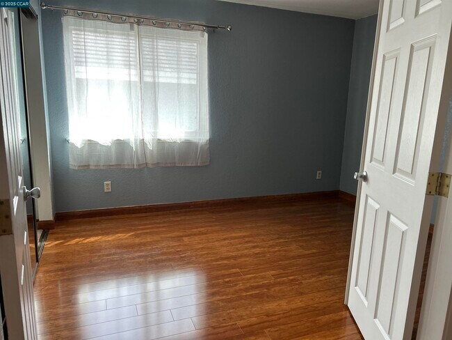 Building Photo - 445 Southport Way