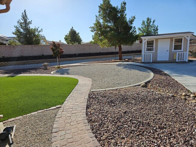 Building Photo - 3 Bedrooms, Den, 2 Bathrooms, 3 Car Garage...
