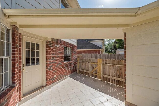Building Photo - 215 Birch Hill Dr