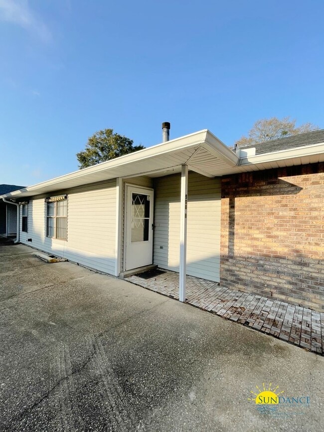 Building Photo - Beautifully Updated 2-Bedroom Duplex in Fort Walton Beach!