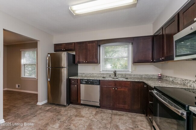 Building Photo - 8704 4 Oaks Ct