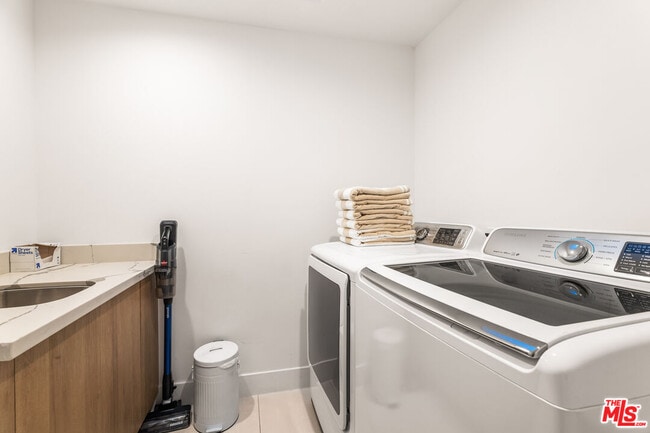 Building Photo - 8425 Hillside Ave