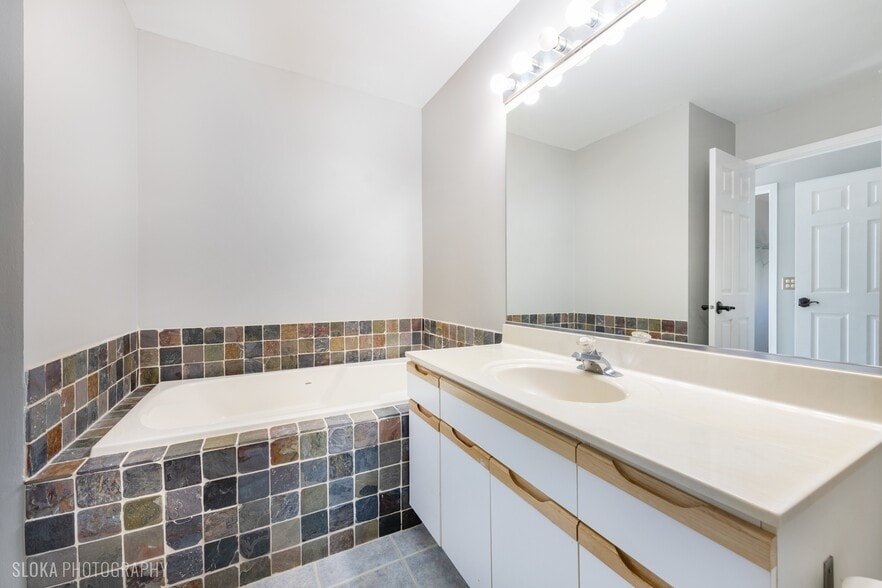 Building Photo - 2342 Hamilton Pl