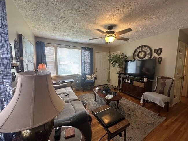 Building Photo - 204 Crest Dr