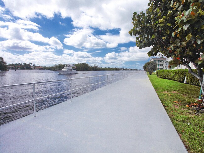 Building Photo - 200 Horizon W