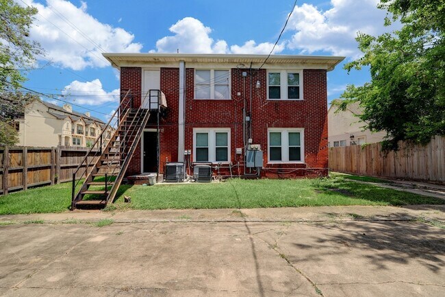 Building Photo - 3004 Isabella St