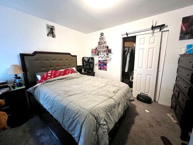 Building Photo - Remodeled 3-Bedroom Duplex Home in North G...