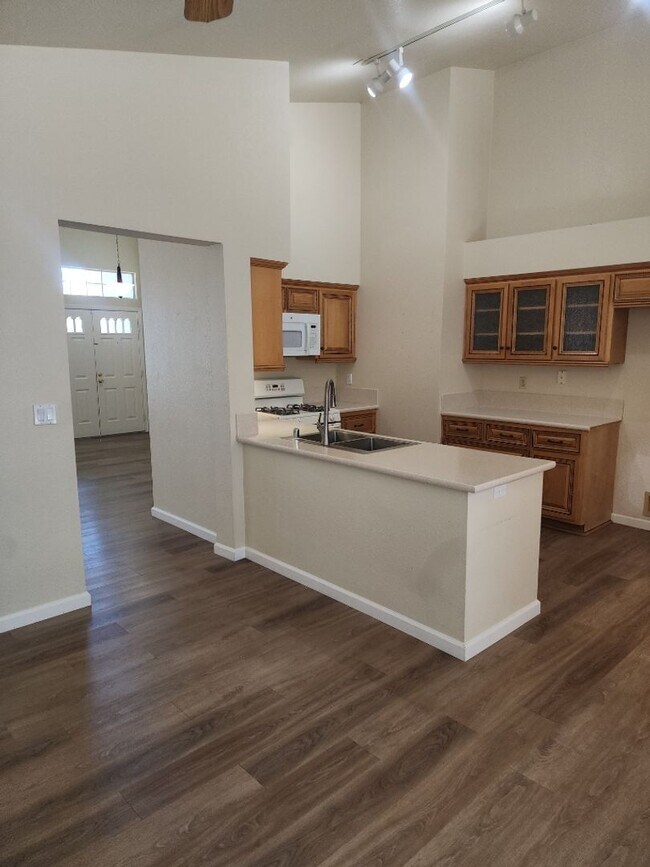 Building Photo - Antelope Single Story, - 3 bedroom, 2 bath - Separate Living Room, Family Room w/fireplace  Low M...