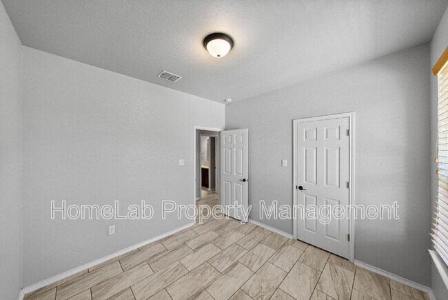 Building Photo - 170 Tedder St