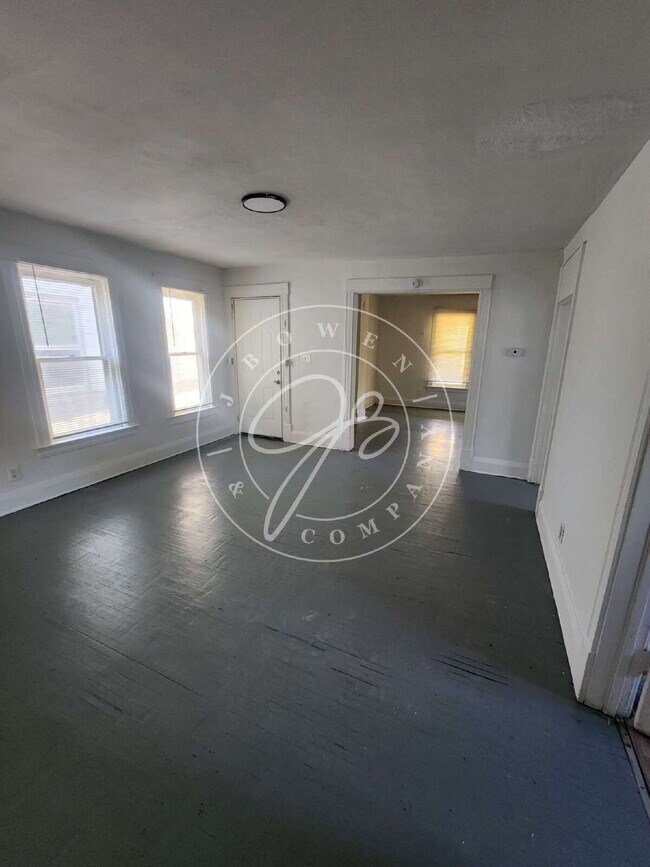 Building Photo - 2nd floor 2 bed- Spacious with full 3 seas...