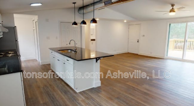 Building Photo - 70 Woodscape Dr