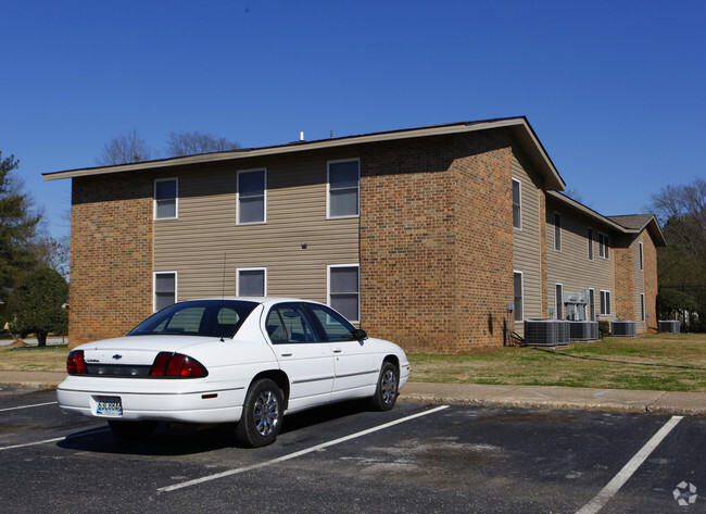 Building Photo - Saddlewood Apartments