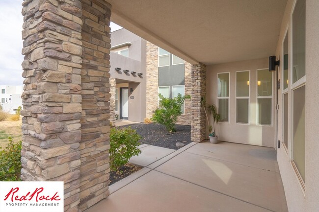 Building Photo - Spacious 2 Bedroom Unit in Desert Color Wi...