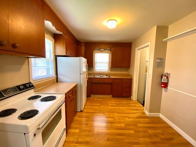 Building Photo - Gorgeous 5 Bed, 2 Bath House Near Concordia and MSUM!