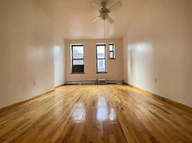 Building Photo - 3 bedroom in NYC NY 10036