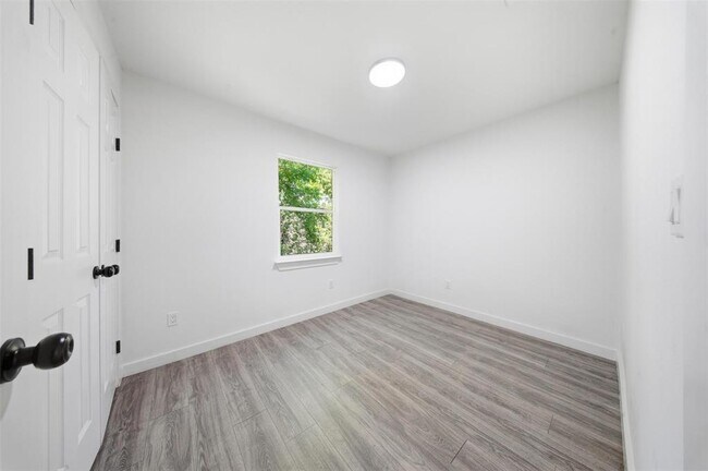 Building Photo - 5005 Cottonwood Cir
